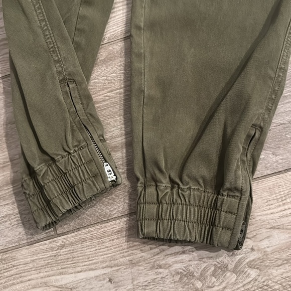 Spanx Stretch Twill Cargo Jogger Olive Green. Medium. - Picture 5 of 7